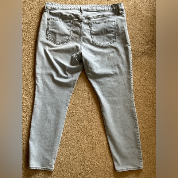 New condition woman’s old navy jeans - 2 pairs (18) - Picture 2 of 8